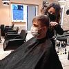 Fabio Stöckle ist einer der letzten Kunden, bevor der Friseursalon von Inhaberin Julia Jovanovic erst einmal Corona-bedingt schließen ...