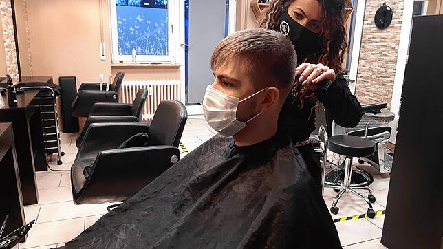 Fabio Stöckle ist einer der letzten Kunden, bevor der Friseursalon von Inhaberin Julia Jovanovic erst einmal Corona-bedingt schließen ...