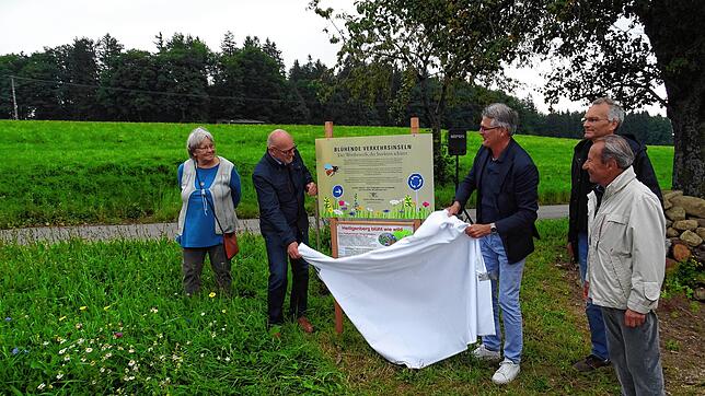 Gerlinde Kriese, Minister Winfried Hermann, Bürgermeister Frank Amann, Michael Feiler und Volker Huber freuen sich über das Schild, das ...
