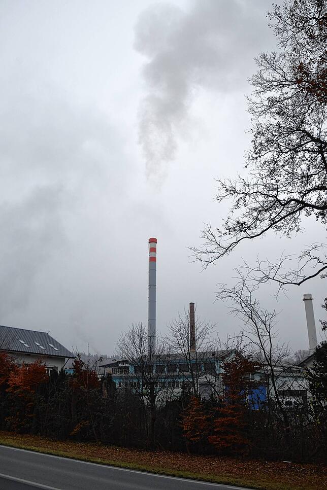 Der Schornstein der Alu transportiert Abluft der Schmelzöfen, die gefiltert werden.