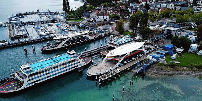 (Archivbild) Im Hafen von Staad liegt unfertig das neue Fährschiff (rechts). Pech, Pannen und die Pleite der Bauwerft haben das Projekt ...