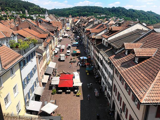Blick vom Unteren Tor, wo die Zunftstube der Waldshuter Junggesellen untergebracht ist, auf die Kaiserstraße.