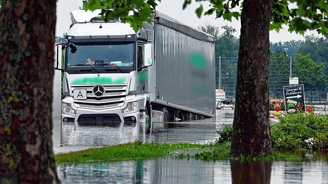 Ein Lastwagen steht in einem bayrischen Hochwassergebiet auf einem Parkplatz.