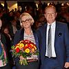 Jan Zeitler gewinnt die Stichwahl um das Oberbürgermeisteramt. Hier ist er zu sehen bei der Ergebnisverkündung, begleitet von Frau ...