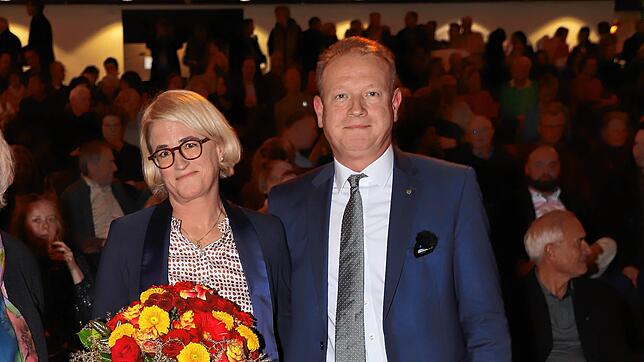Jan Zeitler gewinnt die Stichwahl um das Oberbürgermeisteramt. Hier ist er zu sehen bei der Ergebnisverkündung, begleitet von Frau ...