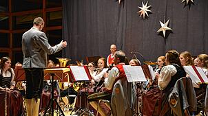 In der voll besetzten Graf-Burchard-Halle spielt der Musikverein Frickingen sein abwechslungsreiches „Festliches Jahreskonzert“ unter ...