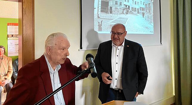 Bruno Hilpert berichtet als Zeitzeuge über das Bombardement der Brücke am 9. November 1944. Rechts daneben Diessenhofens Stadtpräsident ...