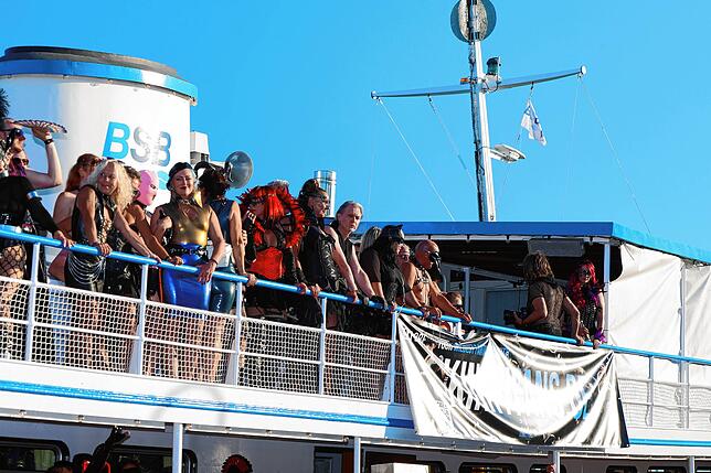 Bild 14: Erst legt das Torture-Ship in Konstanz an! Dann beginnt das große Schaulaufen