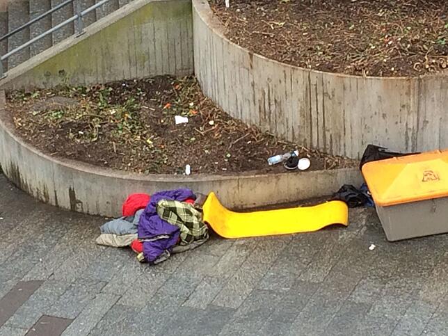 Kurz vor der Unterführung von der Marktstätte kommend haben Menschen ihr Nachtlager aufgestellt.