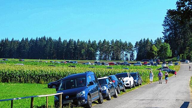 Am Sonntagnachmittag: Am Unterbränder Kirnbergesse stellen Badegäste ihre Autos dort ab, wo sie ein freies Plätzchen finden. Egal ob im ...