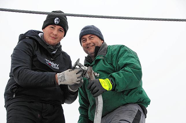 Albert Schneider und sein Sohn Denis bereiten einen der Herrischrieder Skilifte für den Betrieb vor.