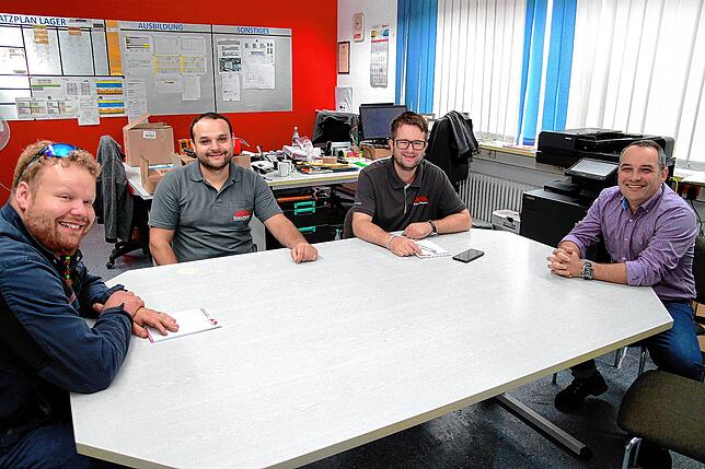 Gemeinsam am Tisch mit dem Kunden Carl Pfeiffer in Stockach: Steffen Waltenberger(Giltec), Valentin Hrelescu (Carl Pfeiffer), Tobias ...