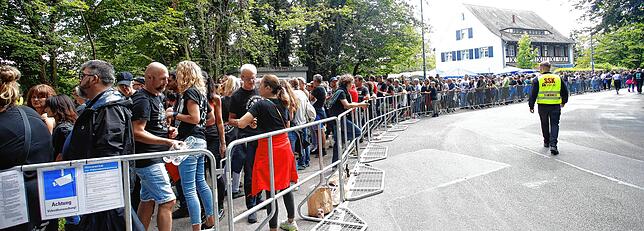 Weit vor Einlassbeginn stehen die Konzertbesucher schon Schlange.