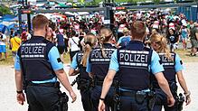 Eine Gruppe aus fünf Polizisten läuft über das Southside-Gelände.
