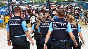 Eine Gruppe aus fünf Polizisten läuft über das Southside-Gelände.