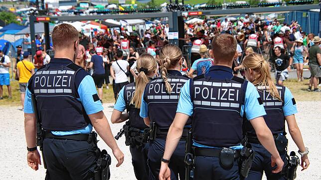Eine Gruppe aus fünf Polizisten läuft über das Southside-Gelände.