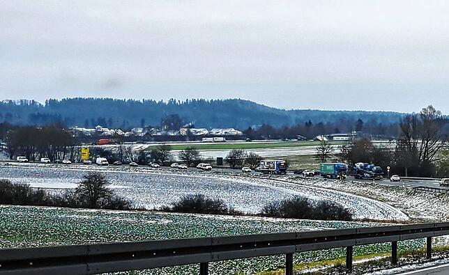 B33: Zwischen Villingen und Bad Dürrheim bildet sich ein langer Stau.