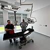 Blick in den OP vor der ersten Operation: Campus-Geschäftsführerin Bettina Huber und Bauherrenvertreter Holger Amann im nagelneuen OP.