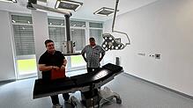 Blick in den OP vor der ersten Operation: Campus-Geschäftsführerin Bettina Huber und Bauherrenvertreter Holger Amann im nagelneuen OP.