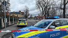 Mit Flatterband und Fahrzeugen hat die Polizei den Bereich um den Schwenninger Bahnhof weiträumig abgesperrt.