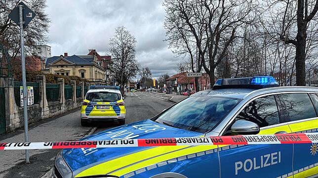 Mit Flatterband und Fahrzeugen hat die Polizei den Bereich um den Schwenninger Bahnhof weiträumig abgesperrt.