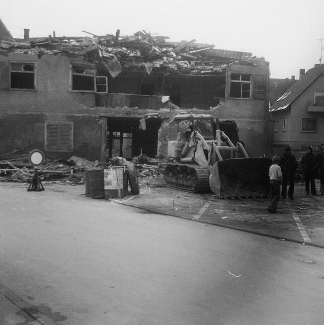 Auch ein Bagger war im Einsatz und es gab immer Zuschauer, die den Abriss verfolgten.