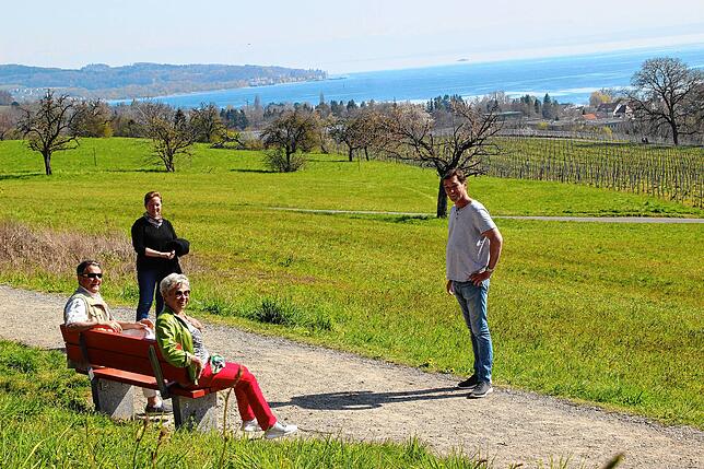In sicherem Abstand waren sie unterwegs beim Sonntagsspaziergang auf dem Höhenweg bei Sankt Leonhard in Überlingen &ndash; mindestens ...