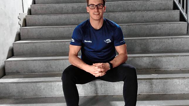 In Schwenningen will er die nächste Stufe in seiner Eishockey-Karriere erklimmen: Verteidiger Maximilian Adam. Bild: Tina Fröhlich