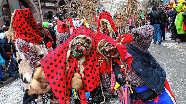 Bild 13: Großer Umzug 2023: Die Zuschauer bestaunen das bunte Treiben in Konstanz