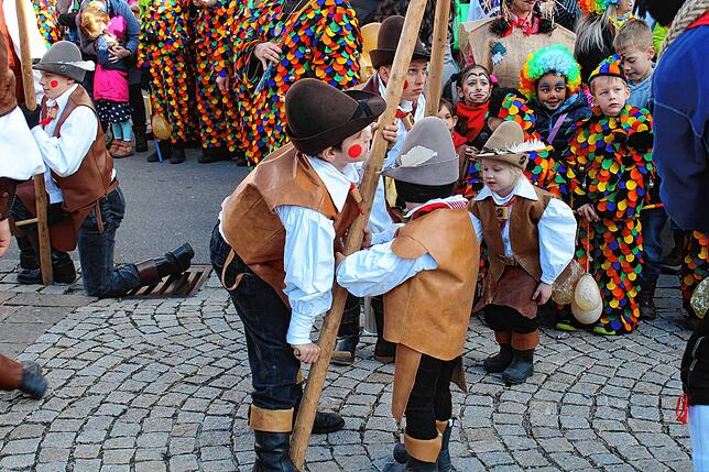 Bild 19: Kinderumzug und Setzen des Kindernarrenbaums in Stockach (Teil 2)