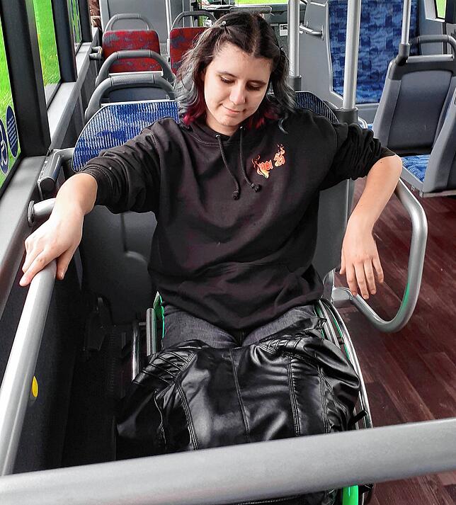Melanie Orozco-Möhl testet auch das Busfahren mit Rollstuhl. Hierbei macht sie eine für sie gefühlt übergriffige Erfahrung.