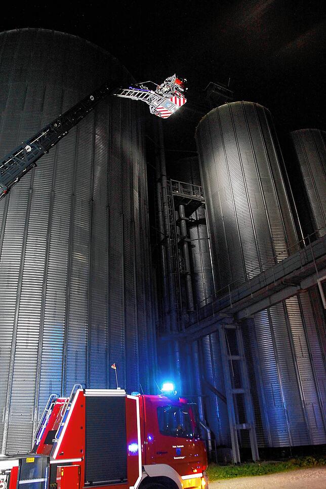 Bild 9: Feuerwehr, THW und DRK üben gemeinsam den Ernstfall. Hier gibt es die Bilder!