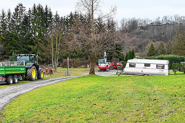 Hier soll der Eingangsbereich des Feriendorf entstehen. Etwo dort, wo gerade noch der Wohnwagen abgestellt ist, soll das ...