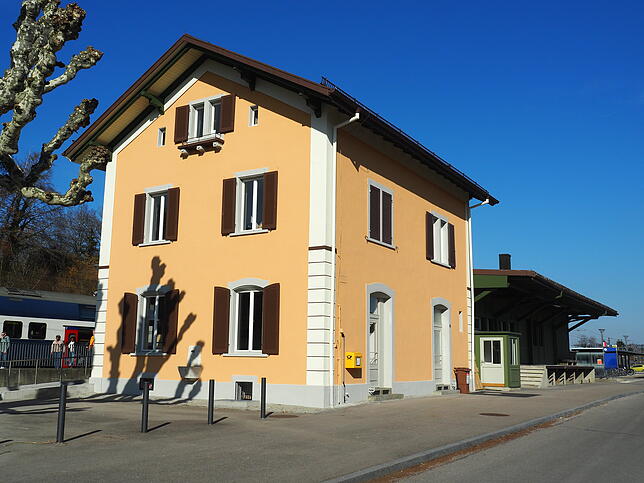 Neues Gewand: Renoviert und frisch verputzt strahlt das markante Gebäude im Herzen Jestettens.