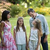 Moderner Monarch: Spaniens Felipe VI. (mit seiner Frau Letzizia und den Töchtern Leonor und Sofia) verkleinerte das Königshaus.