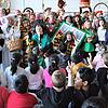 Mitglieder der Narrizella Ratoldi und der Froschenzunft erklären den Kindern in der Radolfzeller Hausherrenschule die Fasnachts-Bräuche.