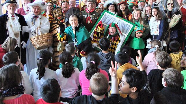 Mitglieder der Narrizella Ratoldi und der Froschenzunft erklären den Kindern in der Radolfzeller Hausherrenschule die Fasnachts-Bräuche.