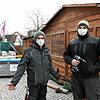 Fritz Renz und Felix Ebner (von links) von der Firma Event Promotion bauen die Häuschen des Singener Hüttenzaubers wieder ab &ndash; ...