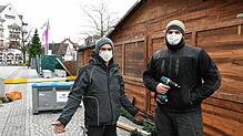 Fritz Renz und Felix Ebner (von links) von der Firma Event Promotion bauen die Häuschen des Singener Hüttenzaubers wieder ab &ndash; ...