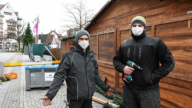 Fritz Renz und Felix Ebner (von links) von der Firma Event Promotion bauen die Häuschen des Singener Hüttenzaubers wieder ab &ndash; ...