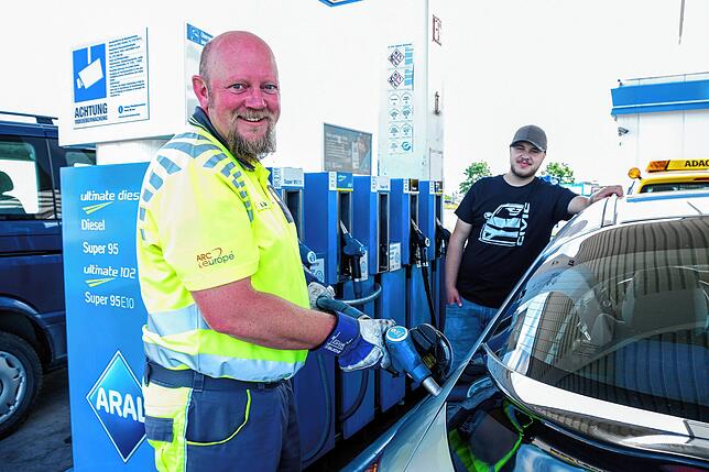 ADAC-Mitarbeiter Andreas Bauer musste das Auto von Armin Butua aus Mühhausen-Ehingen abschleppen.