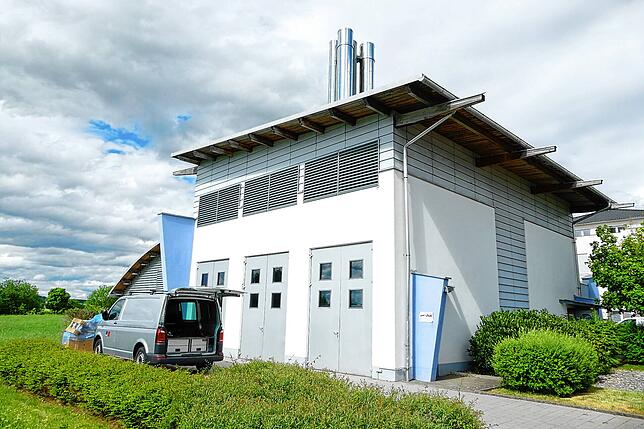 Dieses Gebäude beherbergt das Blockheizkraftwerk, das die Stadtwerke im Wohngebiet Schilterhäusle betreiben. Es liefert Strom und Wärme ...