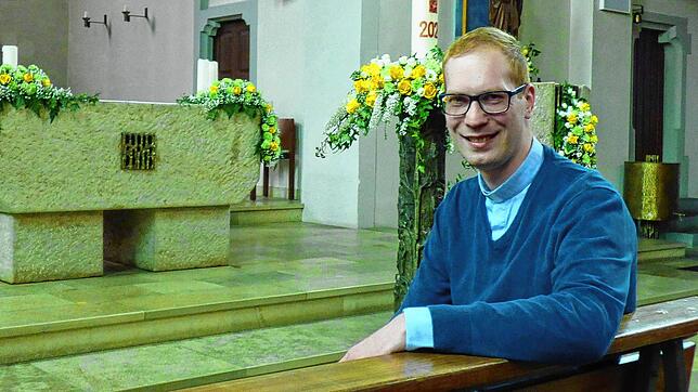 Matthias Friemel in der Kirche seiner Heimatgemeinde in Worblingen, hier feiert er am 12. Mai seine Primizfeier mit der Gemeinde.