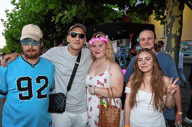 Bild 27: Seenachtfest 2024: Party auf dem Festgelände. Hier sorgen DJs und Bands für Stimmung bei den Gästen