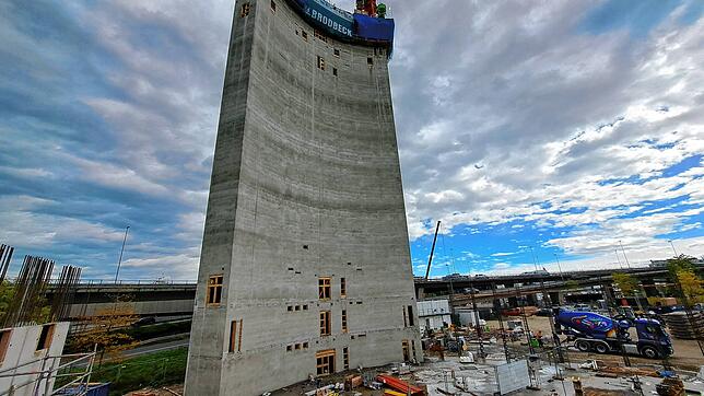 Der Turm des Asisi-Panoramas ist auf diesem Bild rund 45 Meter hoch. Das Rundbauwerk wird auf 52 Metern ein historisches Gemälde des ...