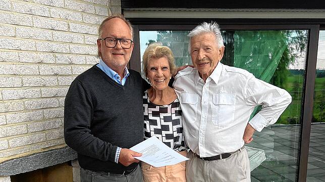 Martin Homburger, Hildegard und Siegfried Richter (von links) bei der Vertragsübergabe zum Verkauf der Richter Elektromedizin GmbH an ...