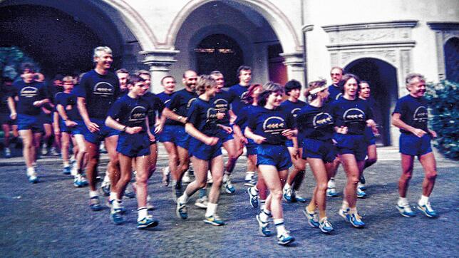 1985: 32 Läufer vom Postsportverein starten im Hof des Konstanzer Rathauses den 600-Kilometer-Lauf nach Fontainebleau. Mit ihm ...