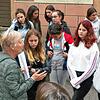 Jugendliche aus Stühlingens Partnerstadt Bellême  bei einer Stadtführung mit Jutta Binner-Schwarz. Ganz links Französisch-Lehrerin ...