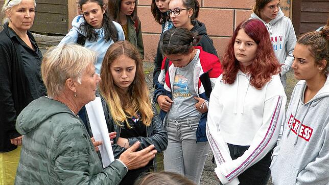Jugendliche aus Stühlingens Partnerstadt Bellême  bei einer Stadtführung mit Jutta Binner-Schwarz. Ganz links Französisch-Lehrerin ...