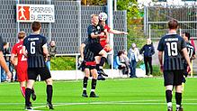 Obenauf: Youngster Levin Urland (hier links im Luftduell mit dem Jestetter Robin Kübler) war mit einer der auffälligsten Spieler in ...